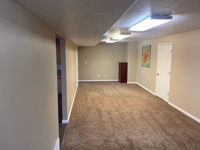 Building Photo - 3 Bedroom 2 Bath Basement Apartment of Sin...