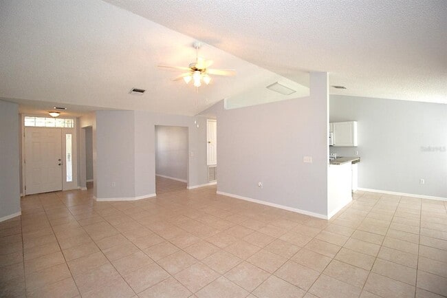 Building Photo - 12 Round Table Ln