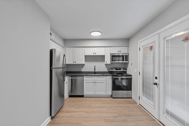 Building Photo - 400 Gallery Ln