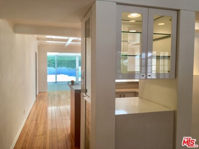 Building Photo - 4031 Hollyline Ave