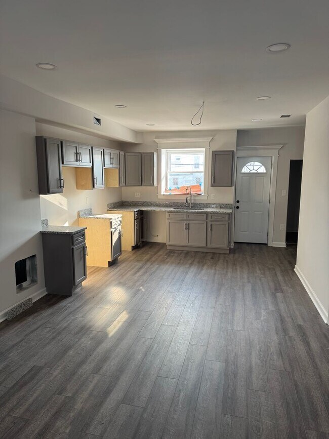 Building Photo - Beautifully fully renovated home now available for rent