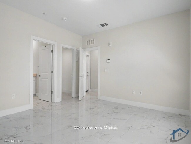 Building Photo - 225 Houret Dr