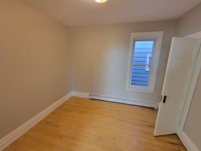 Building Photo - AVAILABLE JUNE 1st - 5 Bed 1.5 Bath Located In East Hillside