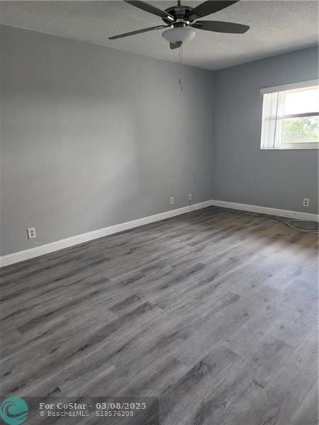 Building Photo - 1005 Country Club Dr