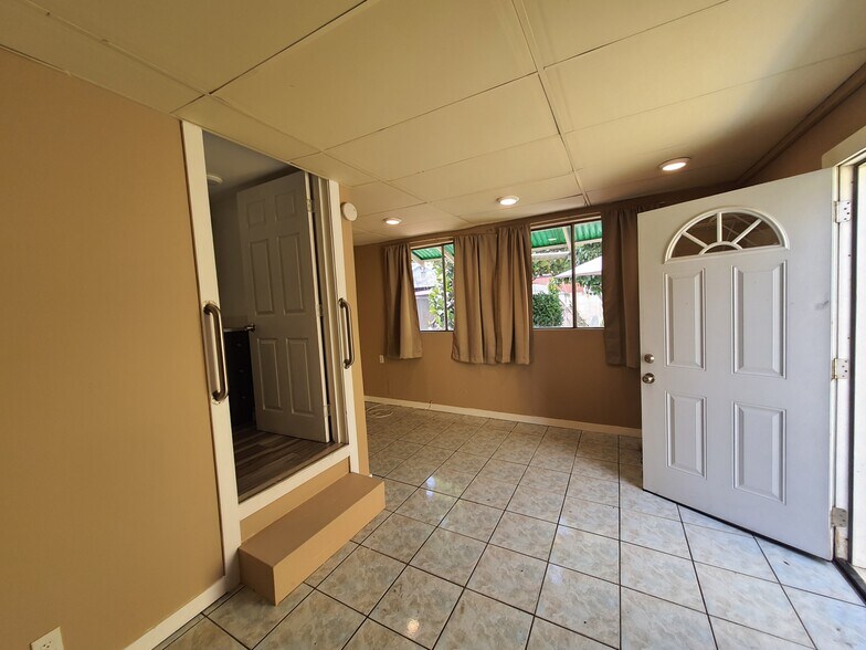 Building Photo - 2647 Independence Ave