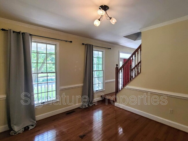 Building Photo - 105 Oakwood Dr