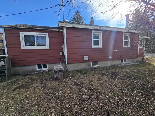 Building Photo - 417 E Tamarack St