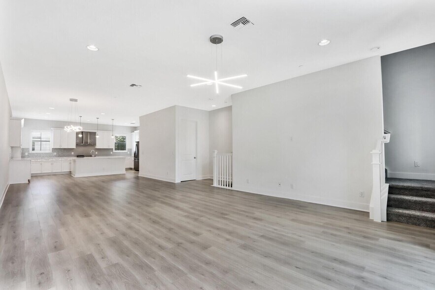 Building Photo - 12556 Gross Pointe Dr
