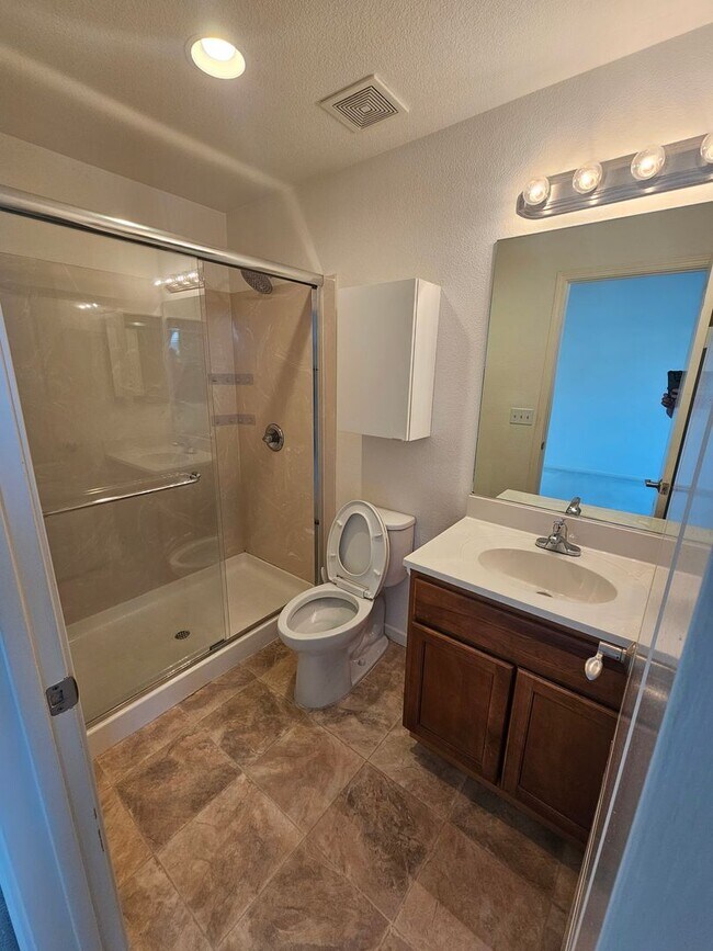 Building Photo - Modern, Private 2 Bed/2 Bath Condo with At...
