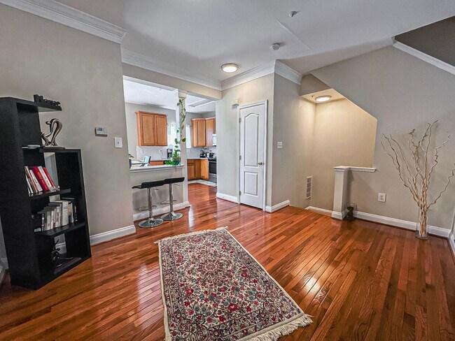 Building Photo - Lovely Tri-Level 3 Bedroom 2 Bathroom And ...