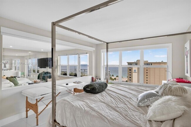 Building Photo - 3000 E Sunrise Blvd