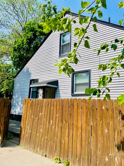 Building Photo - 21501 Pembroke Ave