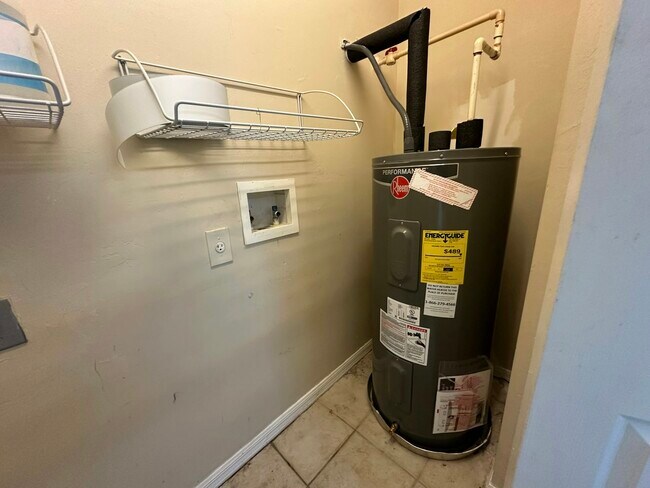 Building Photo - 4642 Golfview Blvd