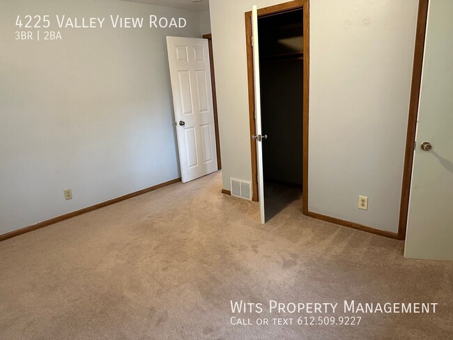 Building Photo - 4225 Valley View Rd