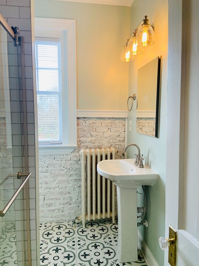 Building Photo - 1 BR, 3rd floor Apartment in Downtown Greensboro, Water & Heat Included