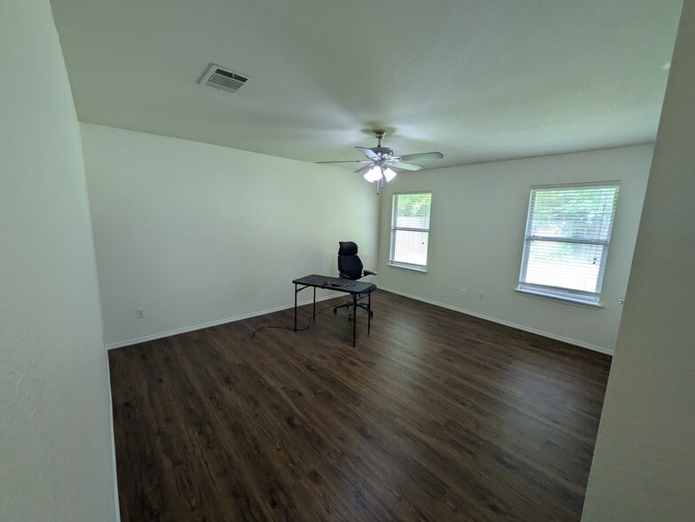 Building Photo - 133 Carolyns Way