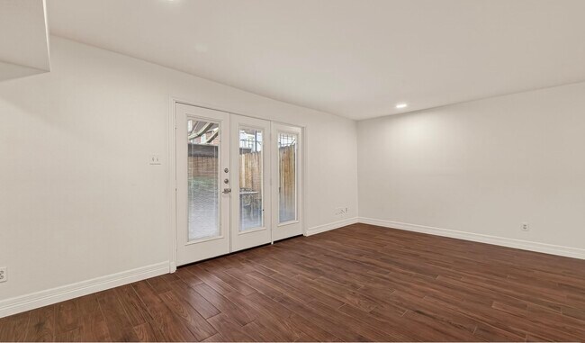 Building Photo - 482 N Post Oak Ln