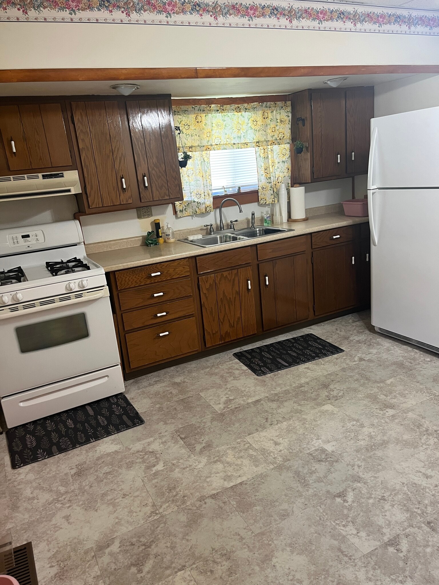 Kitchen - 590 S Henderson St
