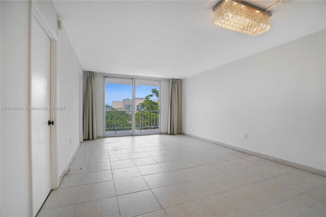 Building Photo - 6900 Bay Dr