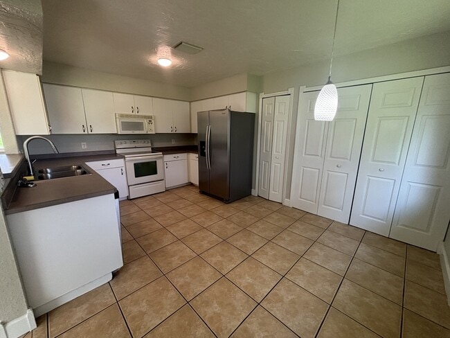 Building Photo - 3949 Lothair Ave