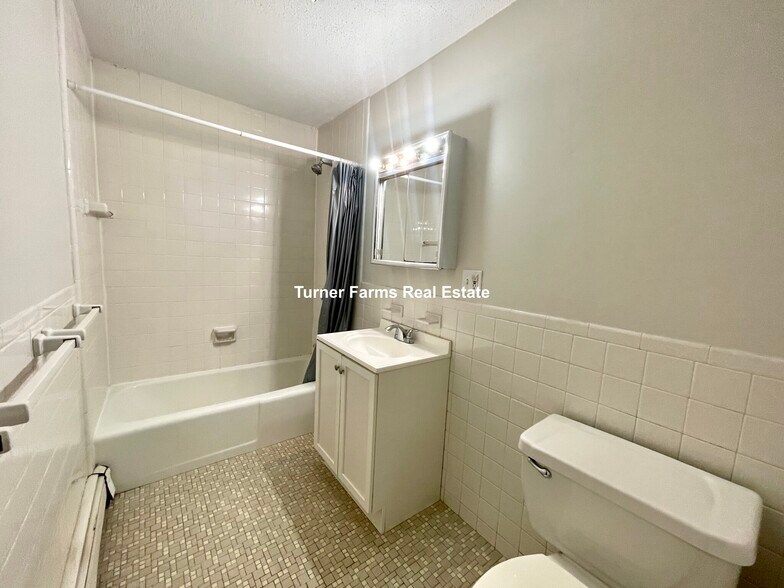 Building Photo - 114 Buttonwood St
