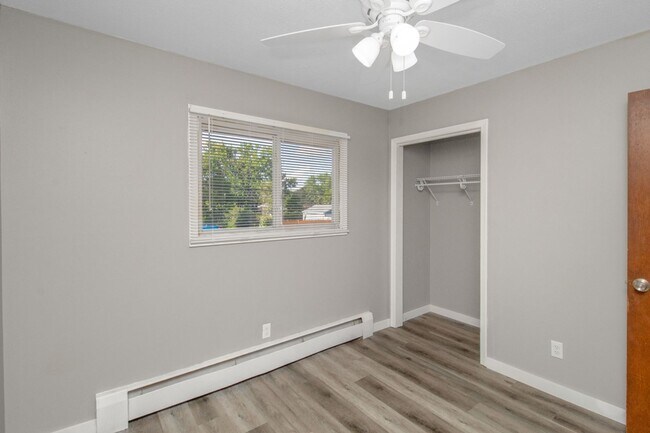 Building Photo - $200 off of 1st months rent if rented by 1...