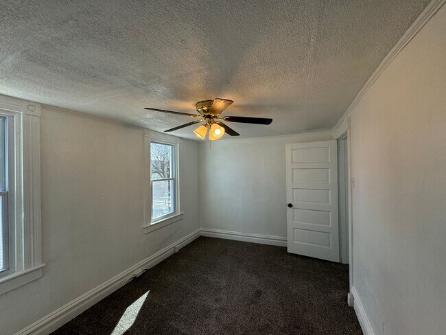 Building Photo - 4 BEDROOM HOME AVAILABLE NOW!!