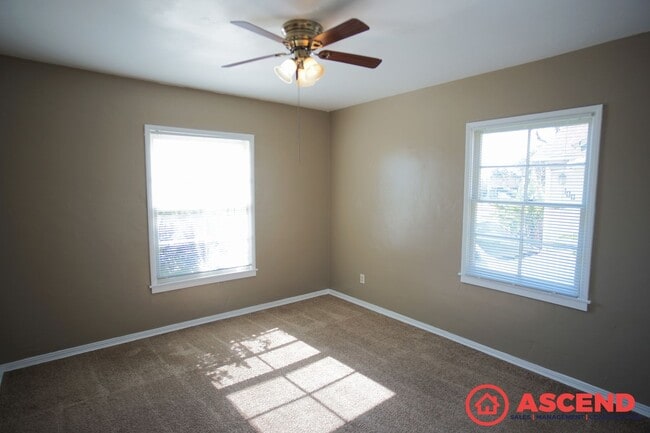 Building Photo - Cute Home Close to Downtown Bakersfield!