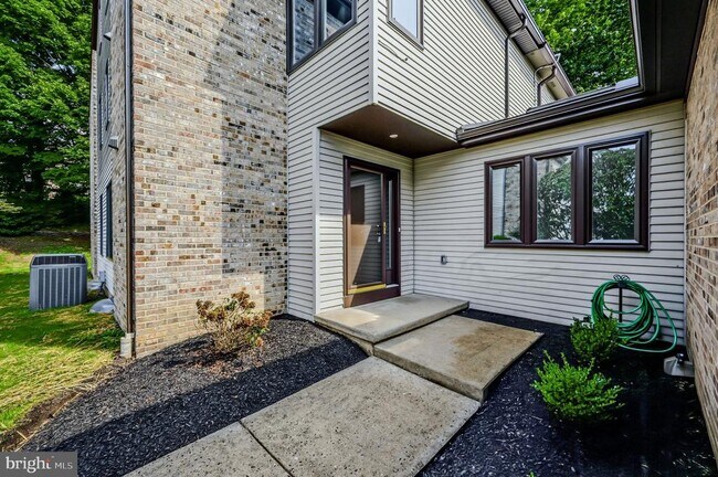 Building Photo - 207 Steeplechase Cir