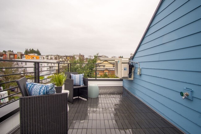 Building Photo - Modern 3BR/3BA Townhouse with Rooftop Views in Yesler Terrace