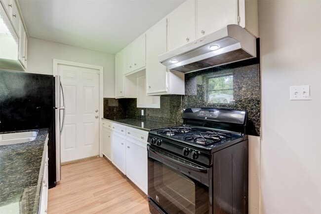 Building Photo - 5907 Nelwyn St
