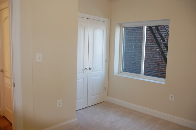 Building Photo - 1319 Park Rd NW