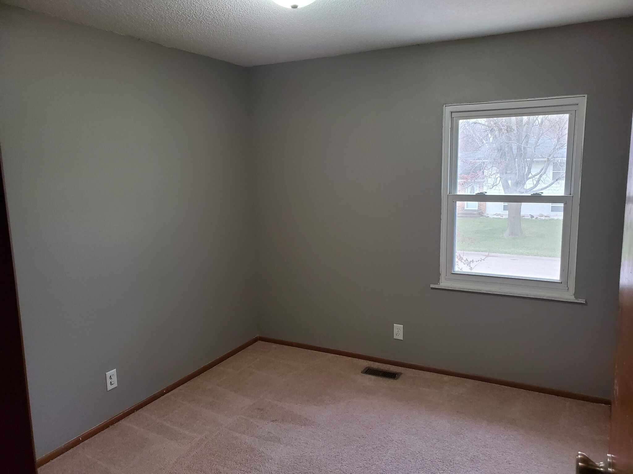 Building Photo - 9060 Oakwood Dr