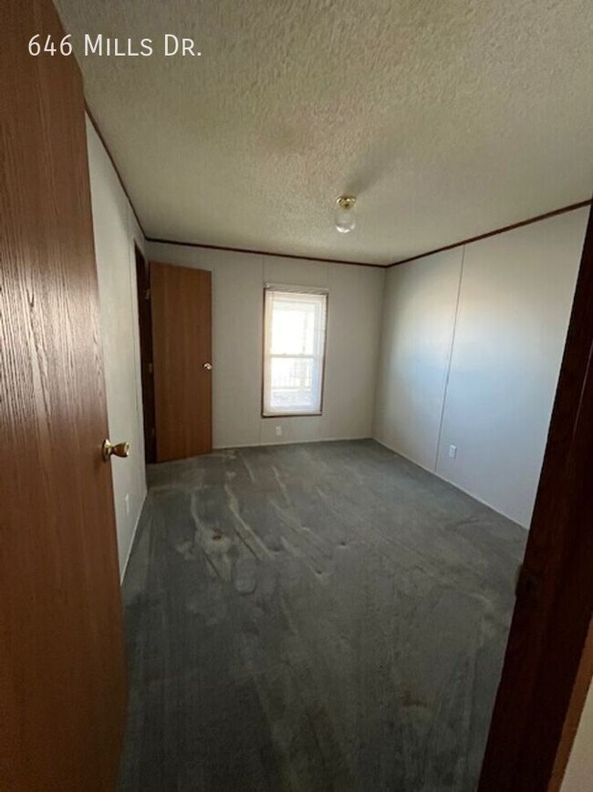 Building Photo - 646 W Mills Dr