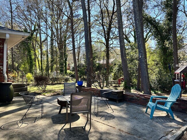 Building Photo - 3 bedroom 2 bath home in a great area filled with tons of extras you will LOVE!