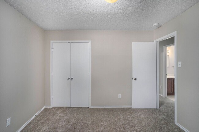 Building Photo - Beautifully Crafted 4-2-2 in Fort Worth!