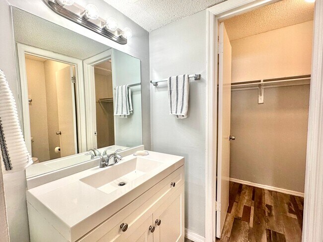 Building Photo - Effortless lifestyle starts here – Upgraded 1Bedroom 1Bath condo-unit!