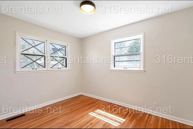 Building Photo - $1795 - 4 bed 2 bath - Single Family Home