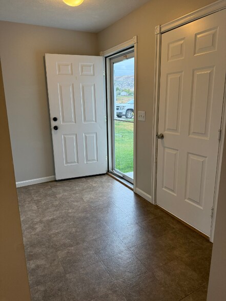 Building Photo - 2736 Koven Dr