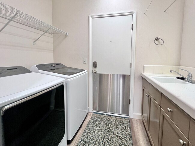 Building Photo - $2,895 Barstow & De Wolf, 4 Bedroom House - Dennis Ave. Clovis / Energy Efficient Smart Home