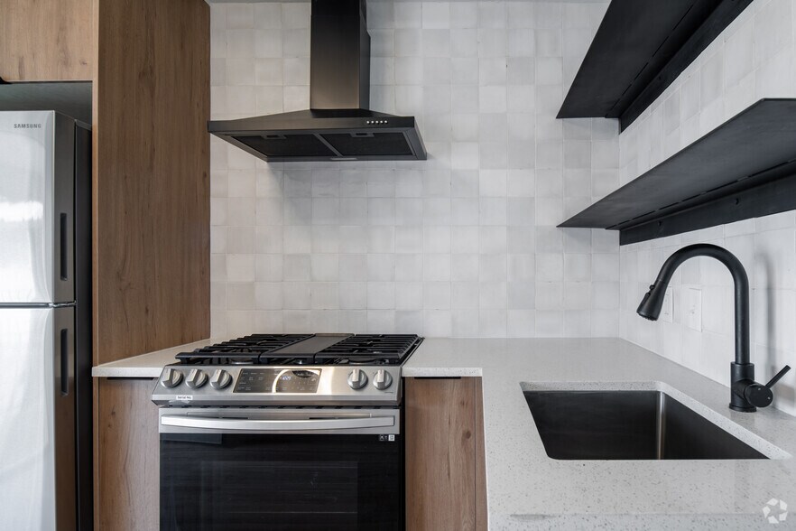1BR, 1BA - 450SF - Kitchen - CrestHaus Apartments, LLC