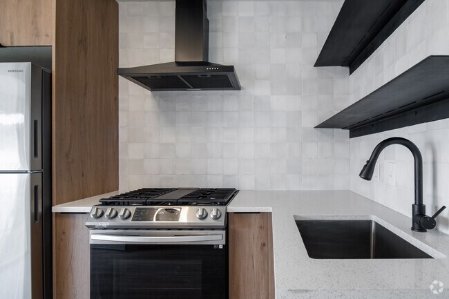 1BR, 1BA - 450SF - Kitchen - Plaza Del Norte