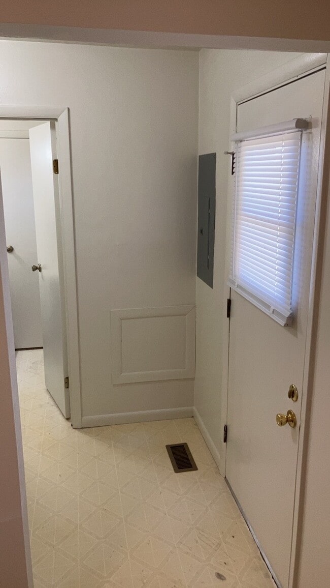 Building Photo - 970 W Alkaline Springs Rd