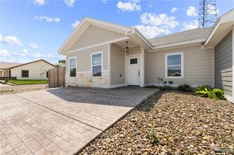 Building Photo - 9 W 5th St