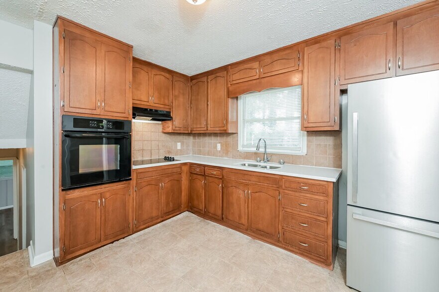 Building Photo - 2407 Oakridge Ct