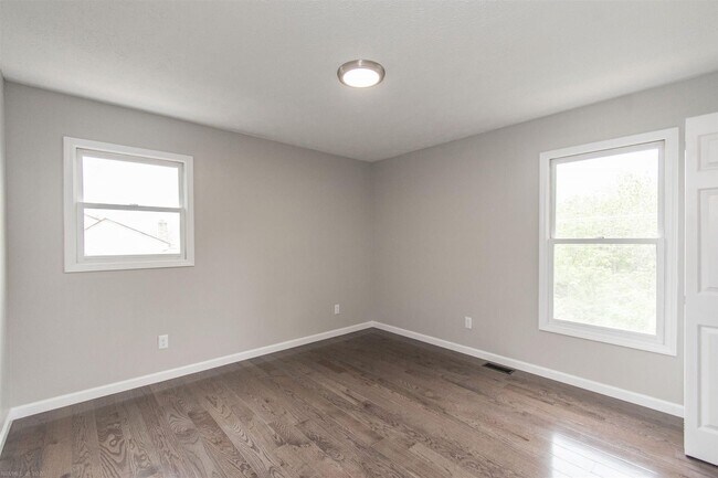 Building Photo - 6 bed/3 1/2 bath.  Pet Friendly