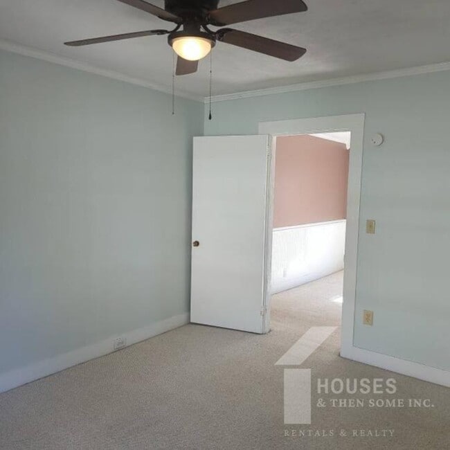 Building Photo - 108 Davis St