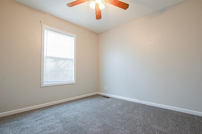 Building Photo - Three Bedroom with Bonus!