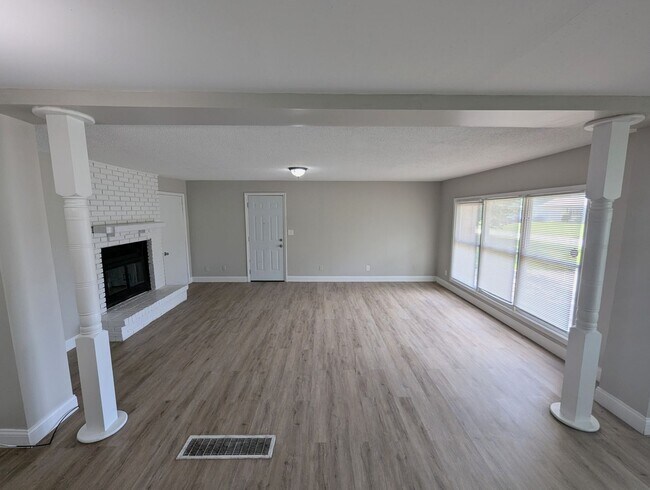 Building Photo - Farmview Vista - Section 8 Friendly!