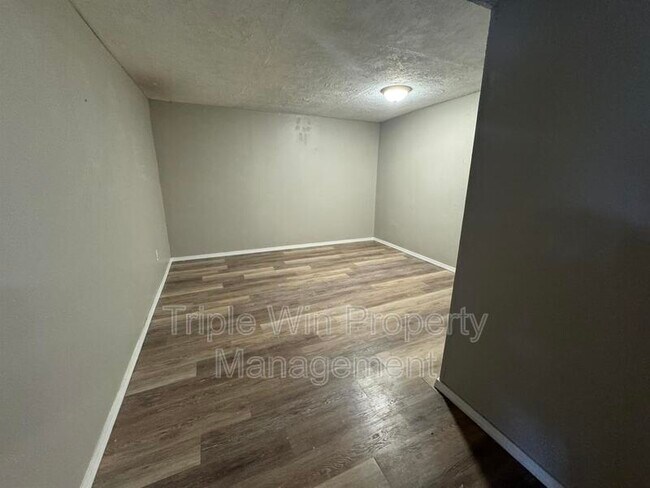 Building Photo - 513 Coachway Ln